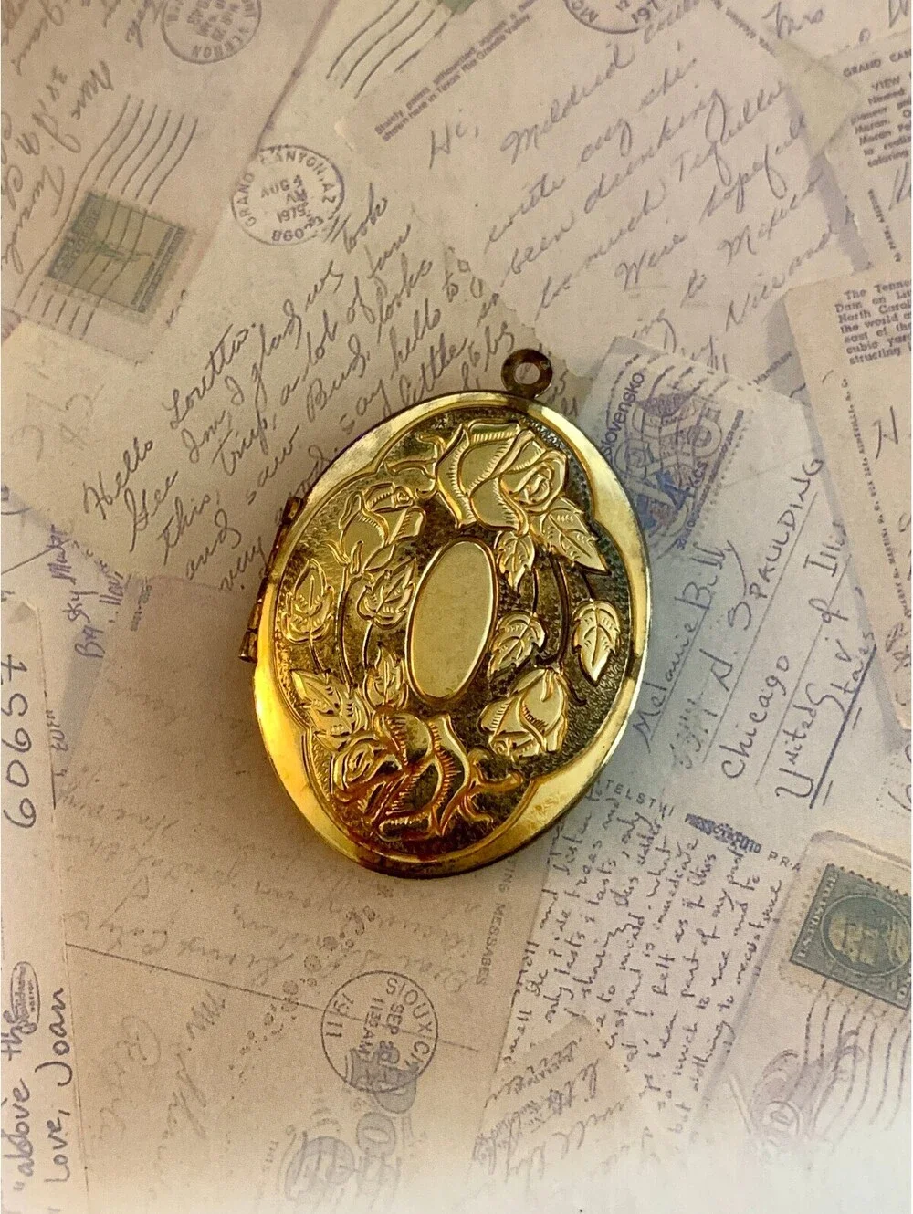 Vintage Elegant Gold-Tone Oval Locket Pendant with Floral Design